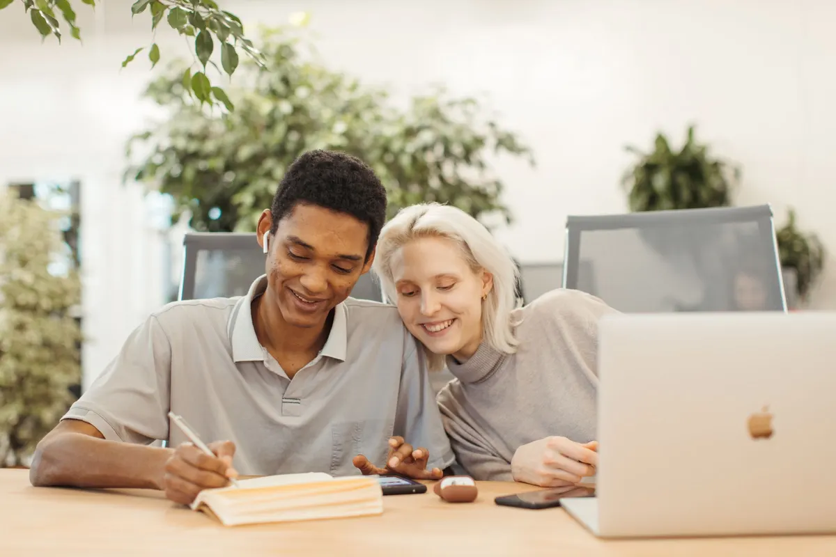 Equipo de trabajo de arroba.es atendiendo proyectos de clientes