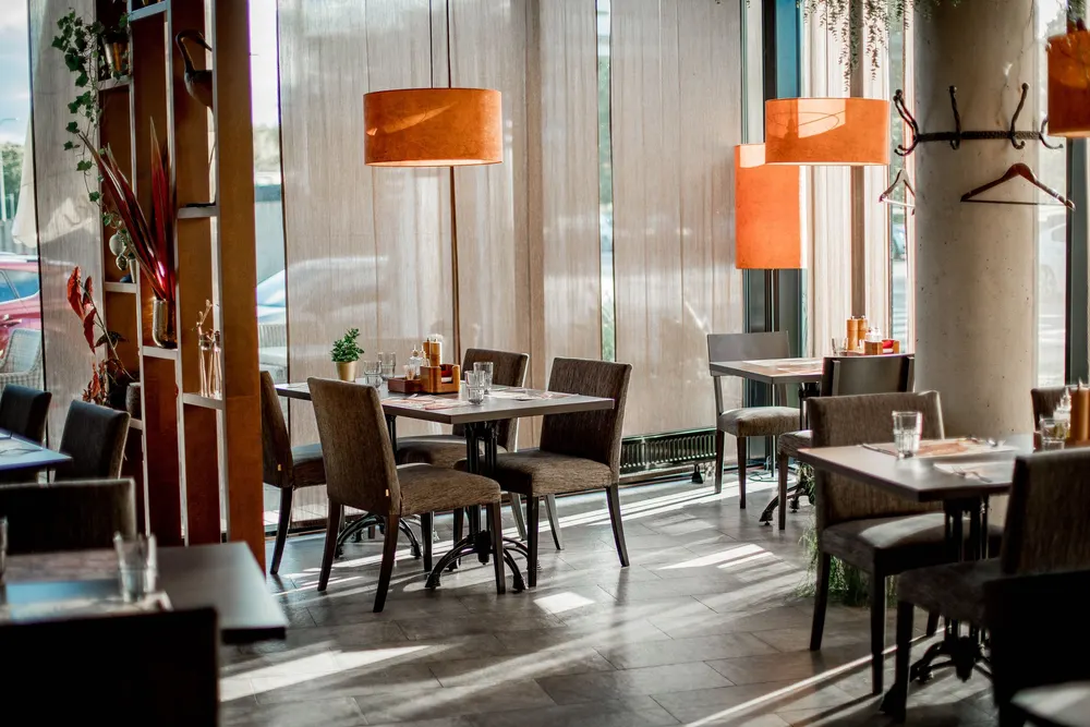 Interior de un restaurante moderno